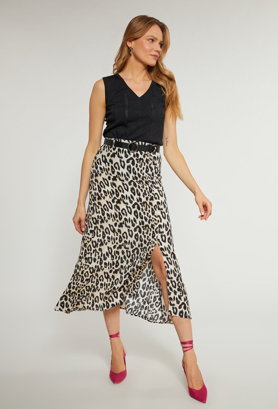 Wzorzysta sp&oacute;dnica damska z paskiem