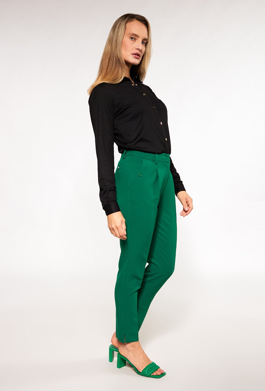 Materiałowe spodnie o prostym kroju