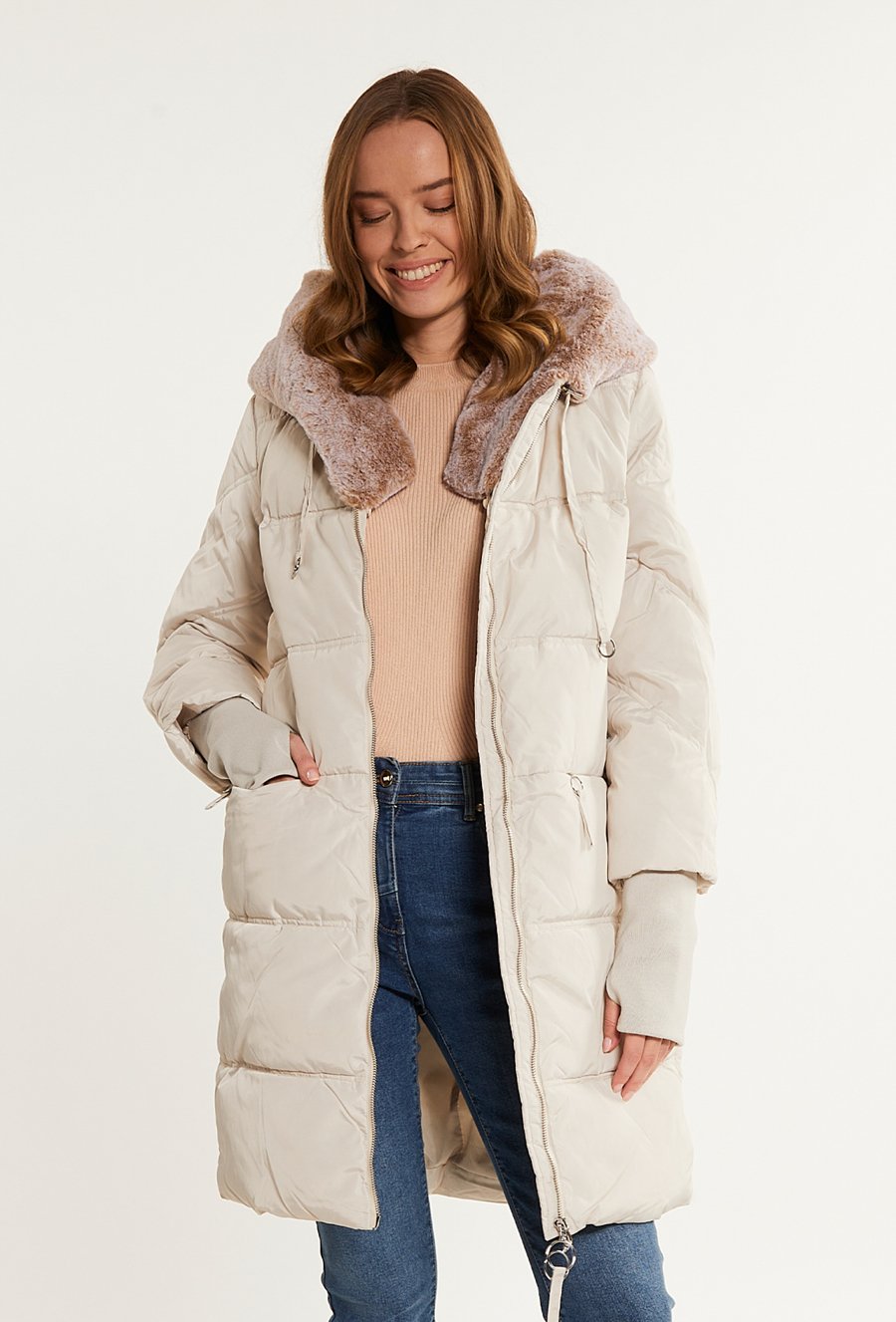 Płaszcz z futrem przy kołnierzu