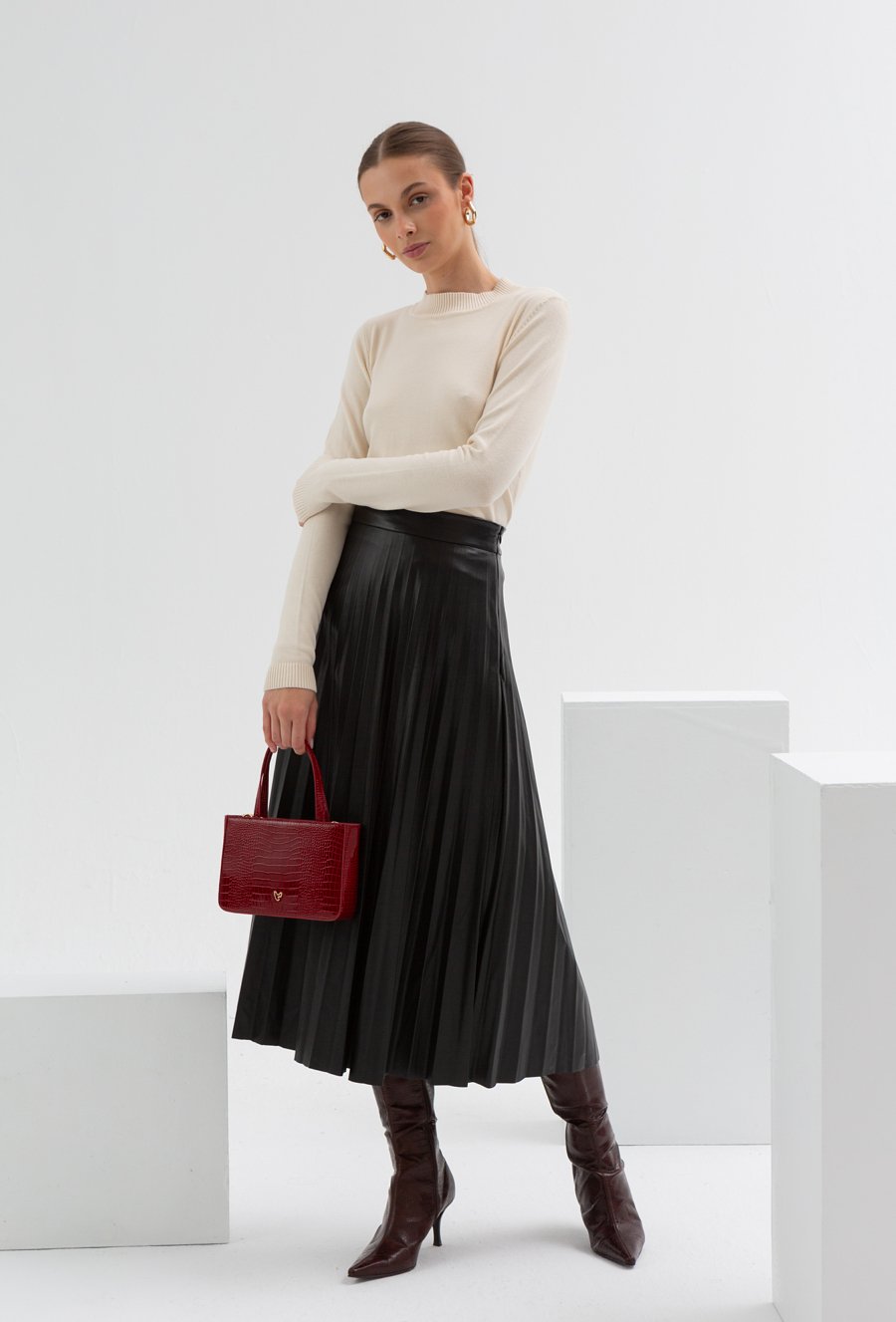 Czarna plisowana sp&oacute;dnica  z eko-sk&oacute;ry