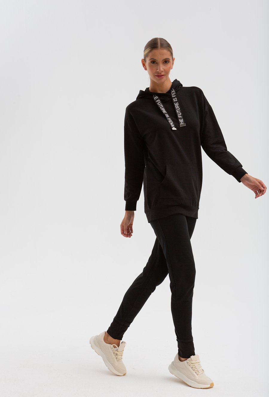 Bluza z kapturem i ozdobną taśmą