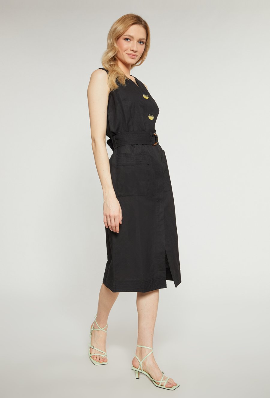 Lniana sukienka z wiązaniem w talii