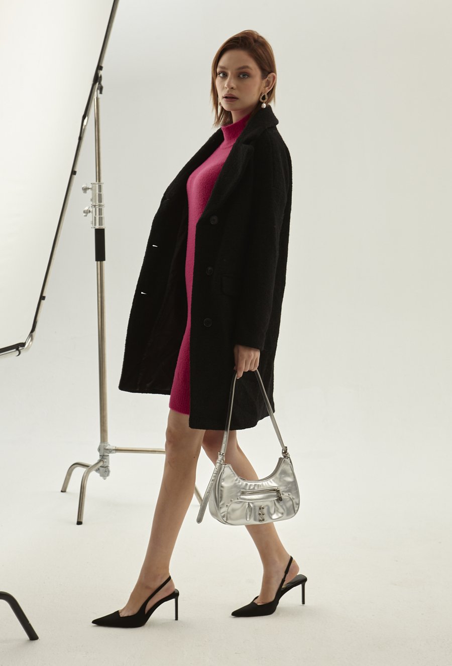 Czarny płaszcz z wełną