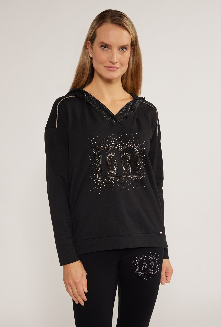 Bluza z dżetowym logo