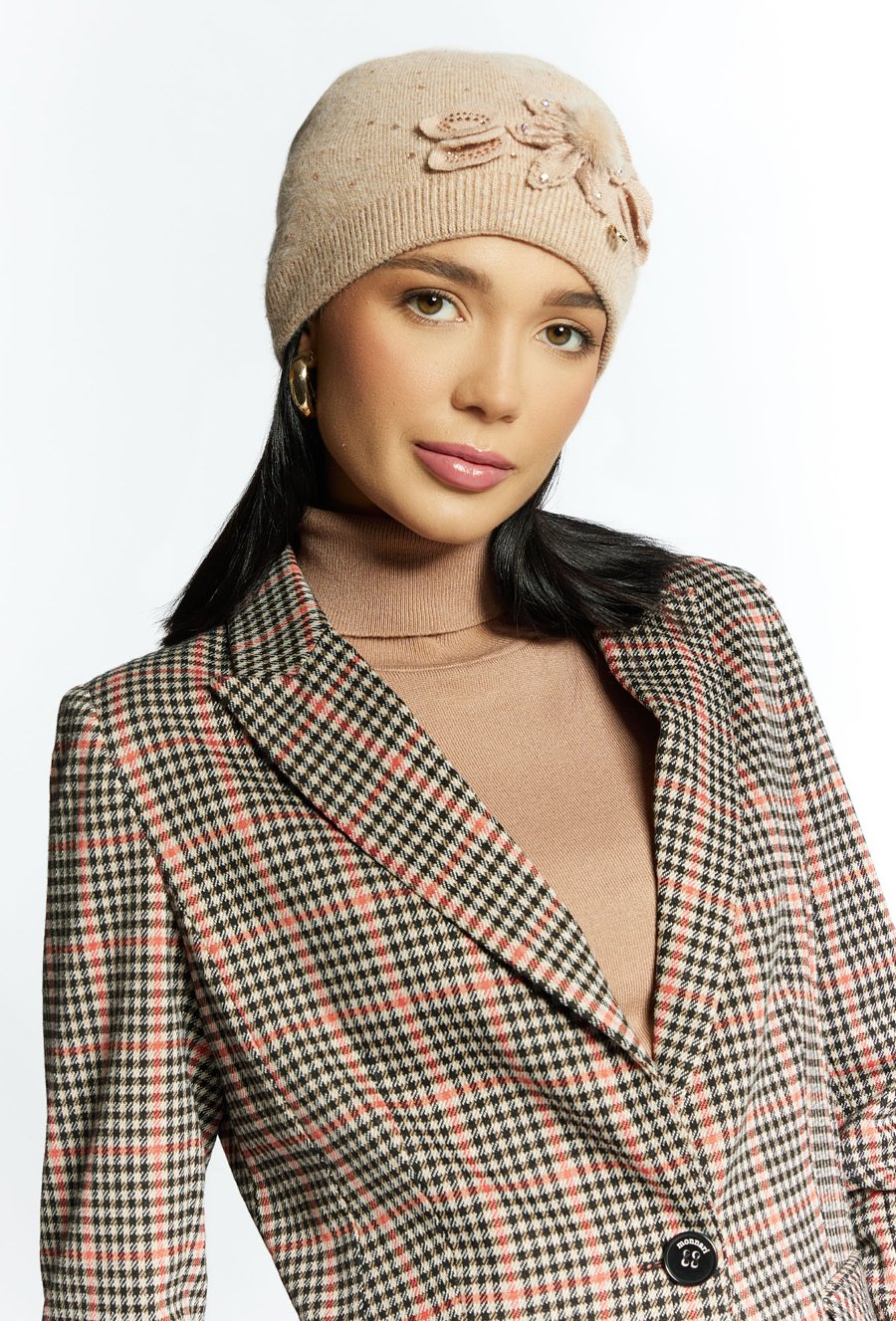 Czapka damska z aplikacją