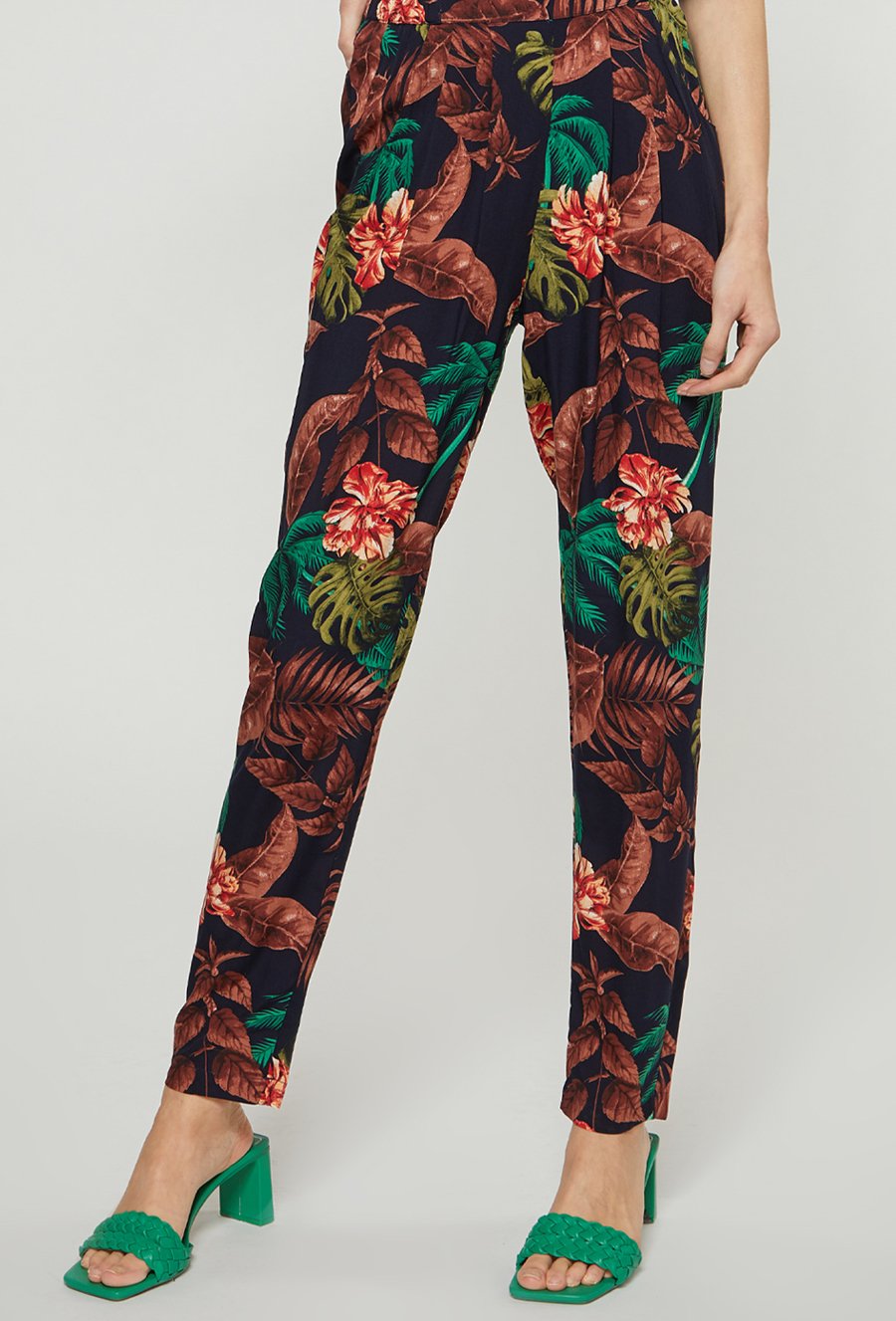 Materiałowe spodnie z motywem liści