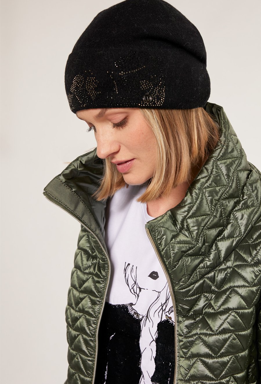 Czapka z dżetową aplikacją