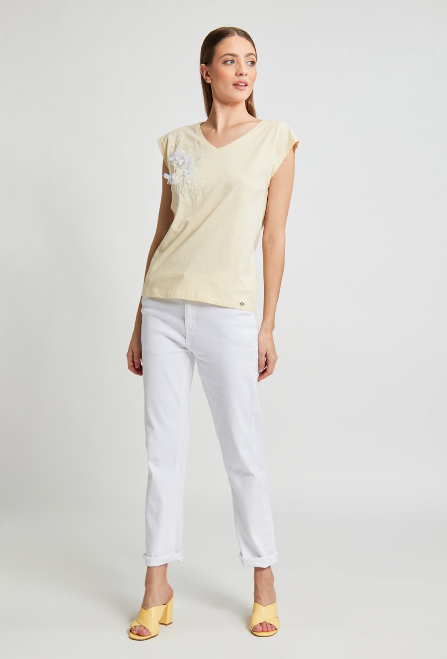 T-shirt damski z ozdobną aplikacją