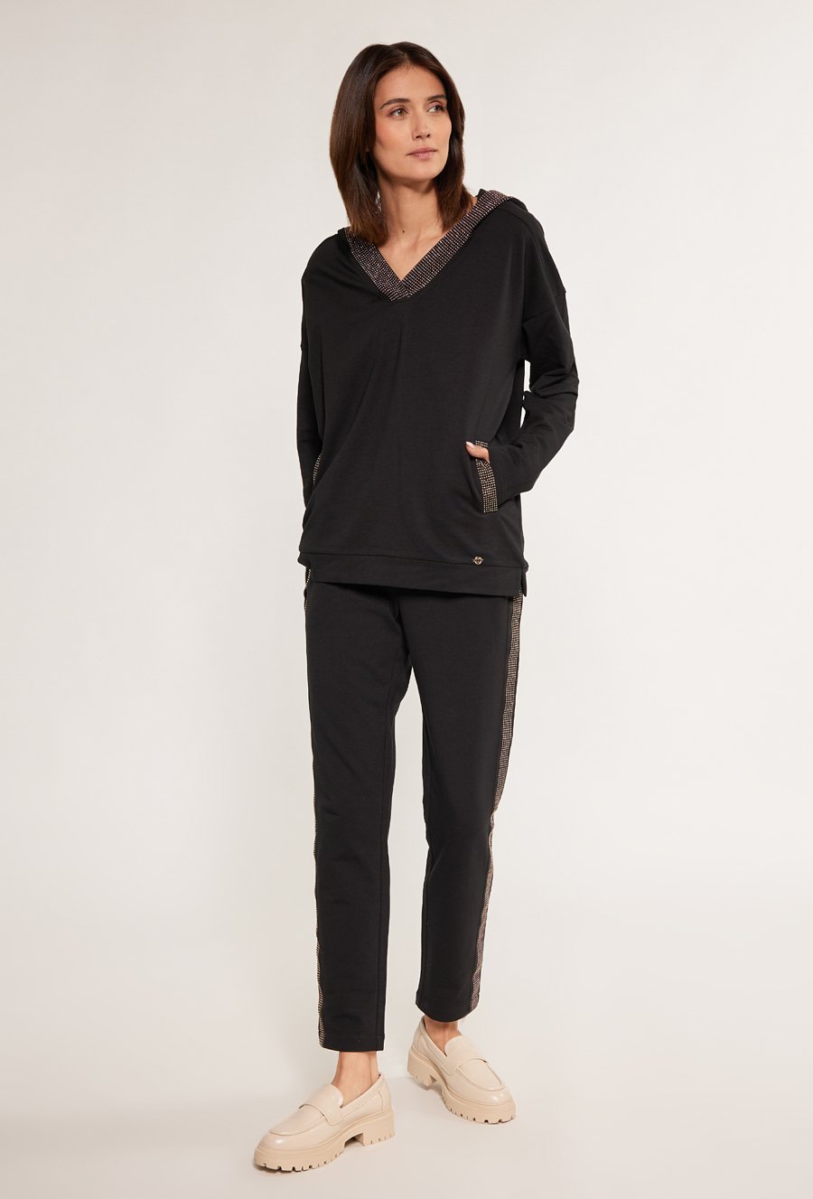 Bluza damska z dżetową aplikacją