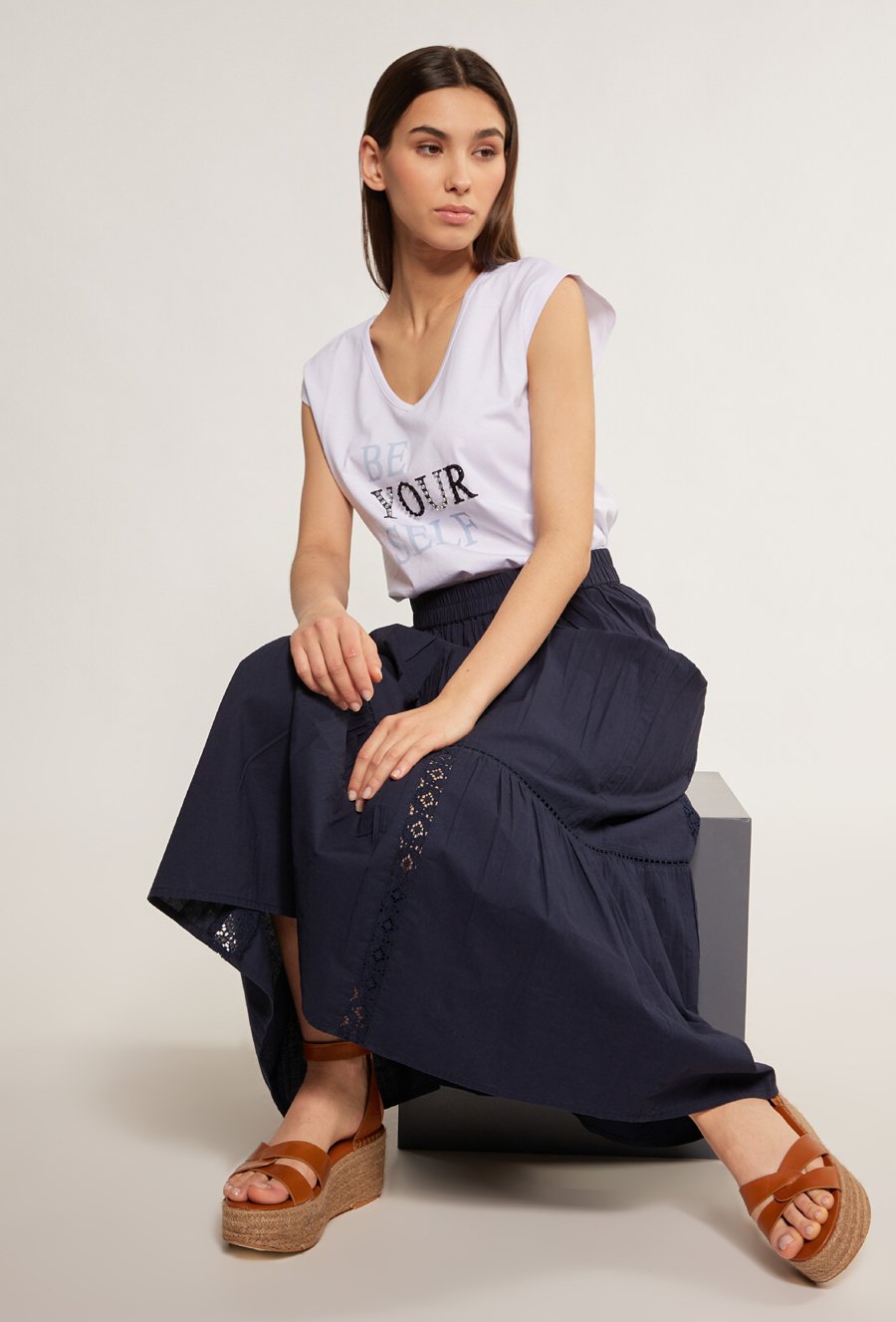 Sp&oacute;dnica maxi z ażurowym wzorem