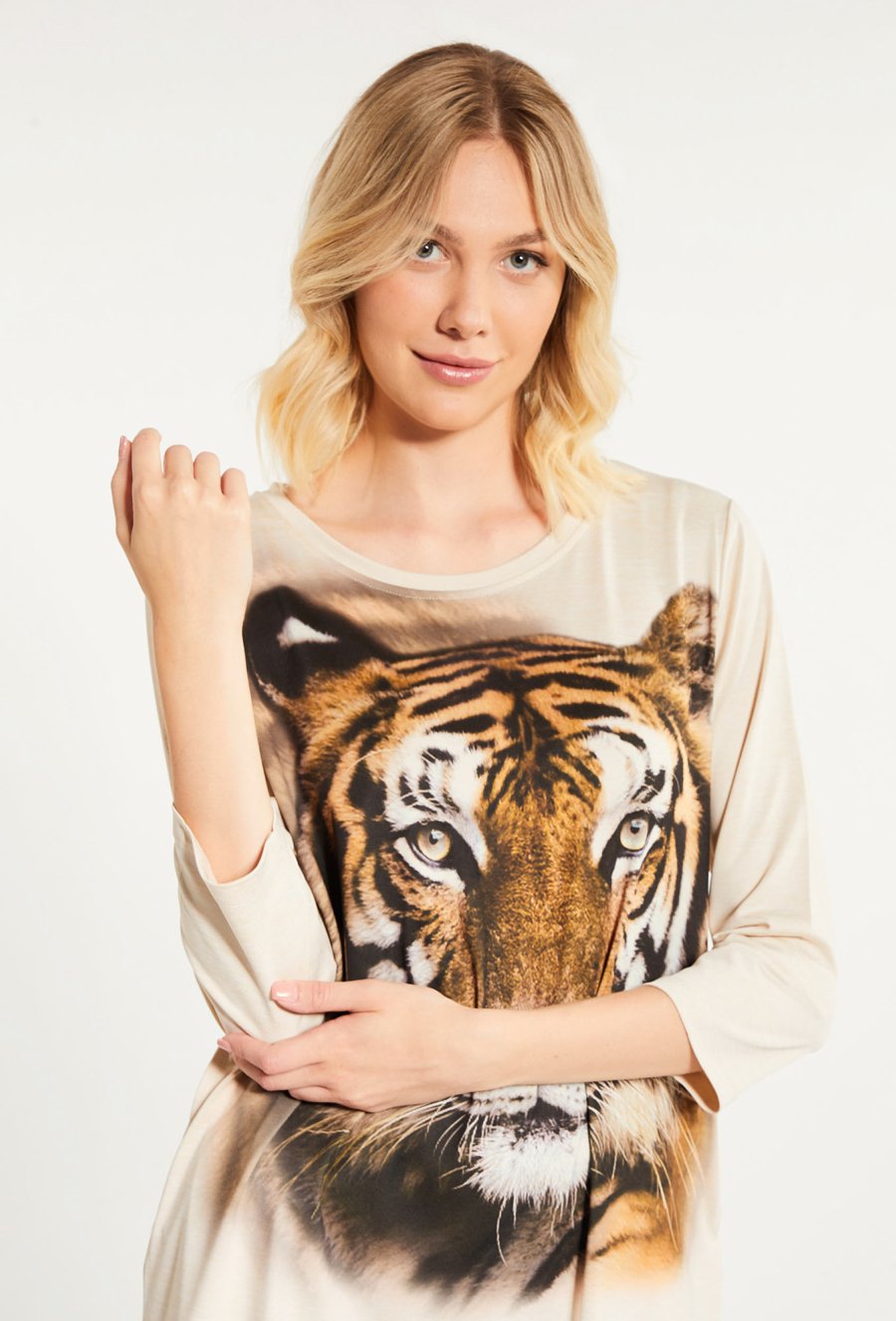 Asymetryczna bluzka z ozdobnym printem