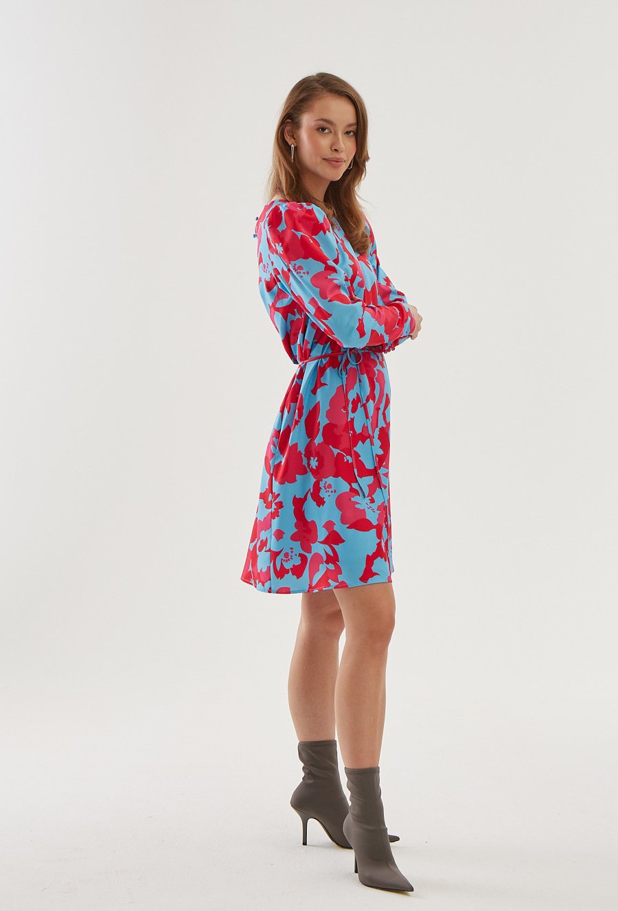 Satynowa sukienka w kwiaty