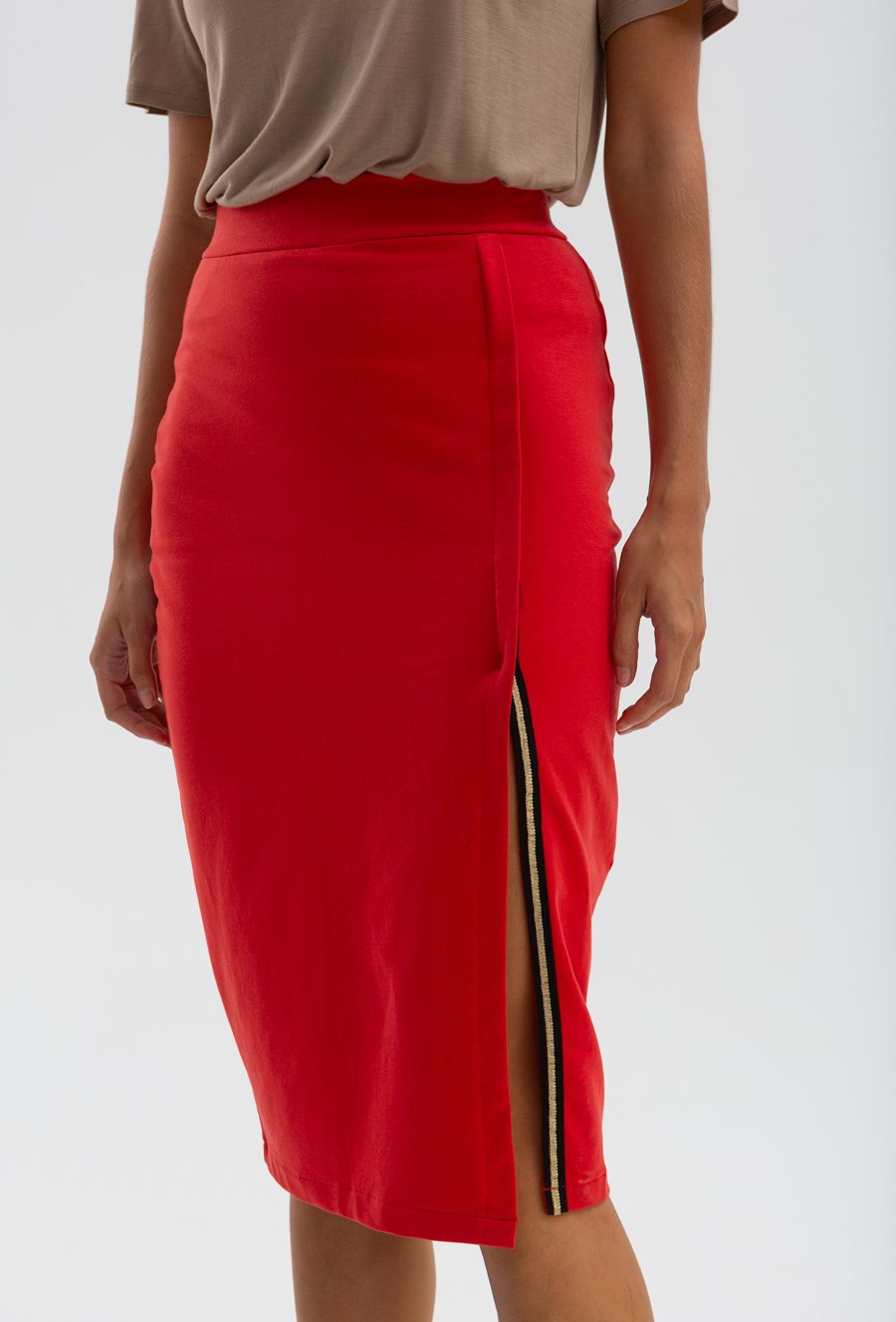 Oł&oacute;wkowa sp&oacute;dnica z ozdobną taśmą