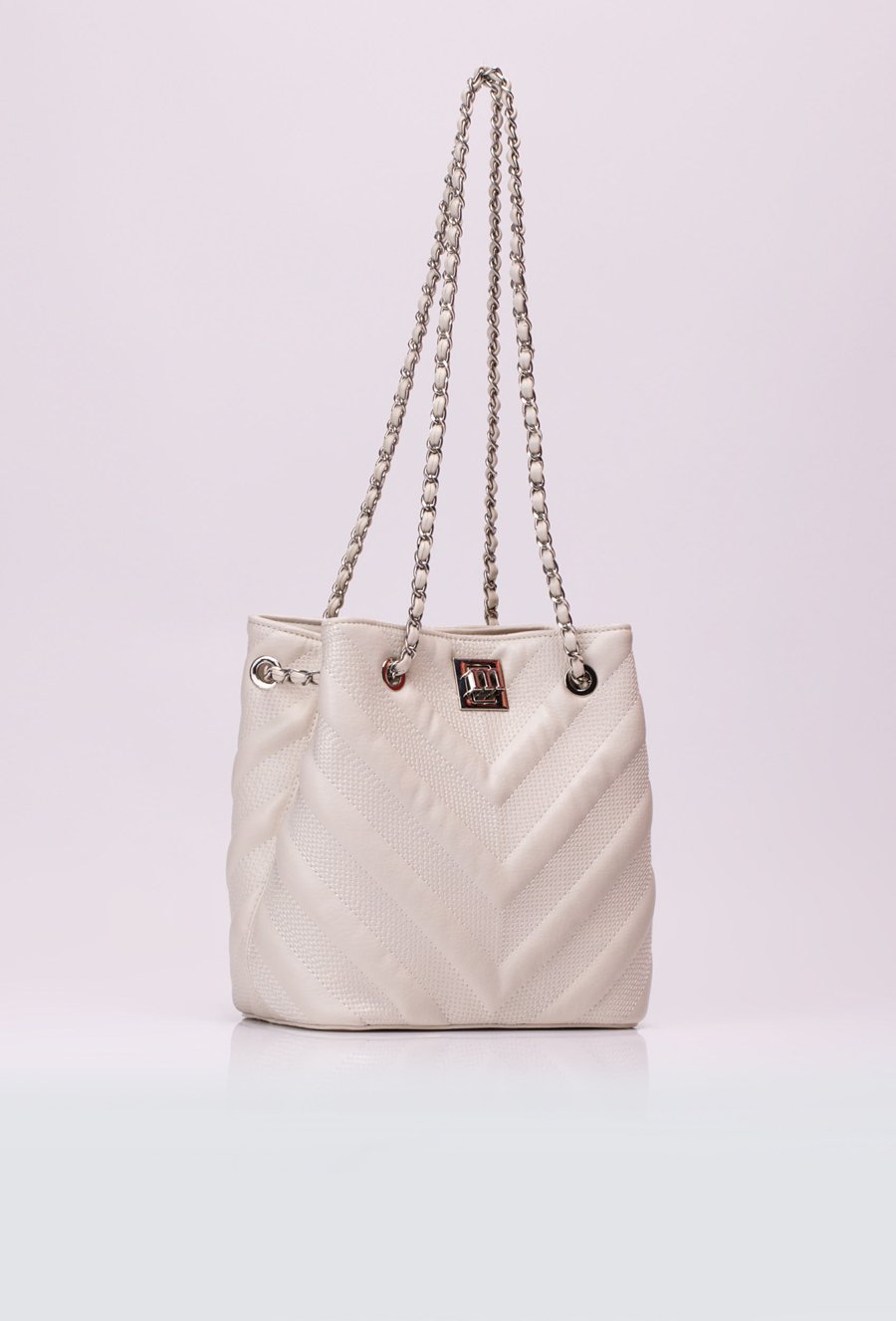 Pikowany worek z ozdobnym łańcuchem