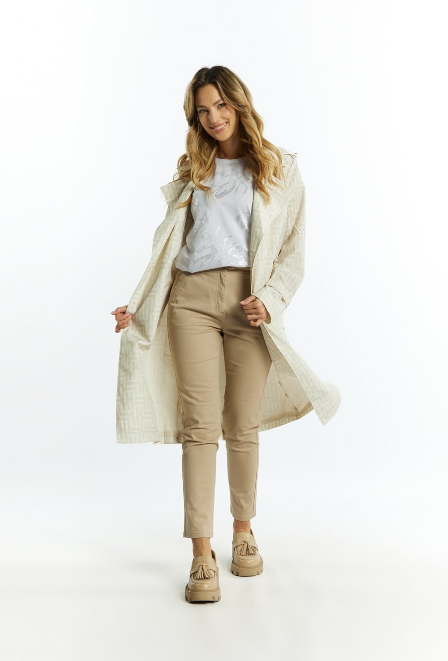 Płaszcz damski z delikatnym wzorem