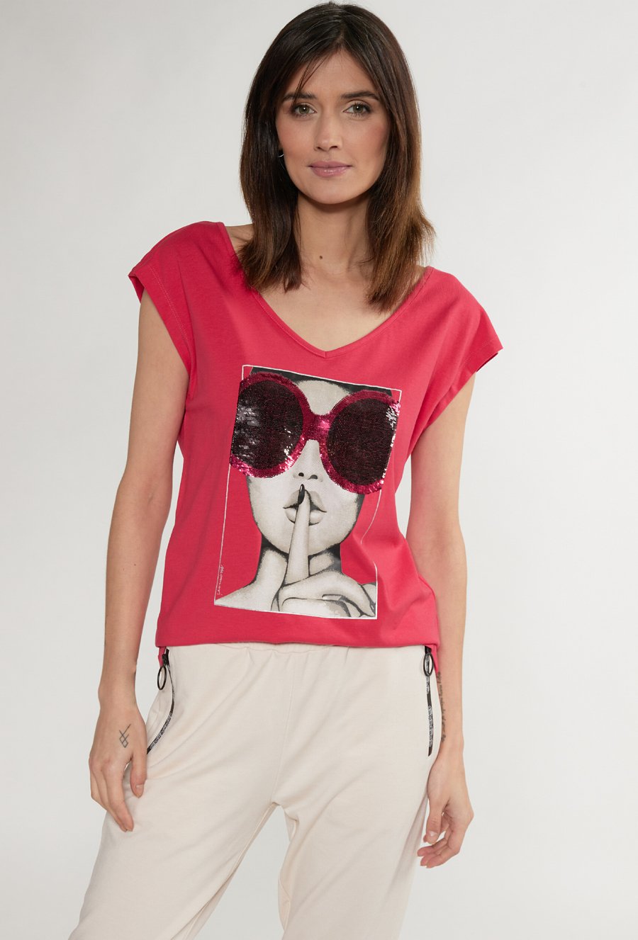 T-shirt z cekinowym panelem