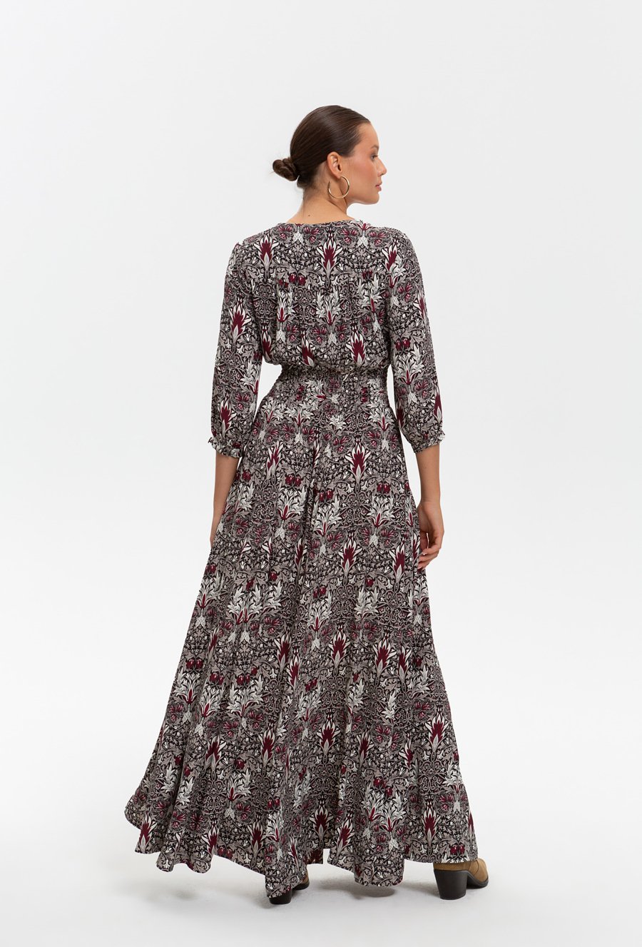 Długa wzorzysta sukienka