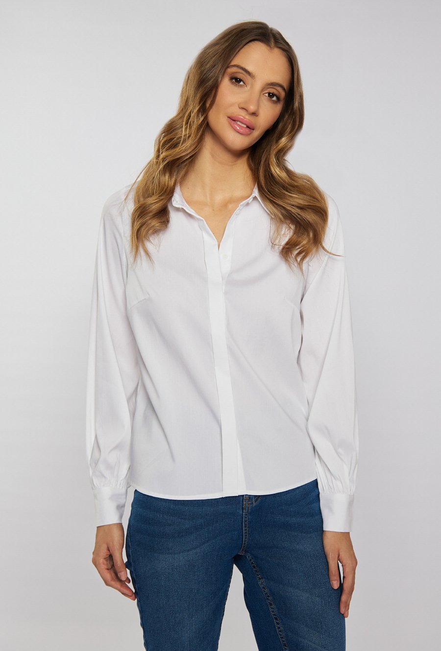 Biała koszula z kołnierzykiem