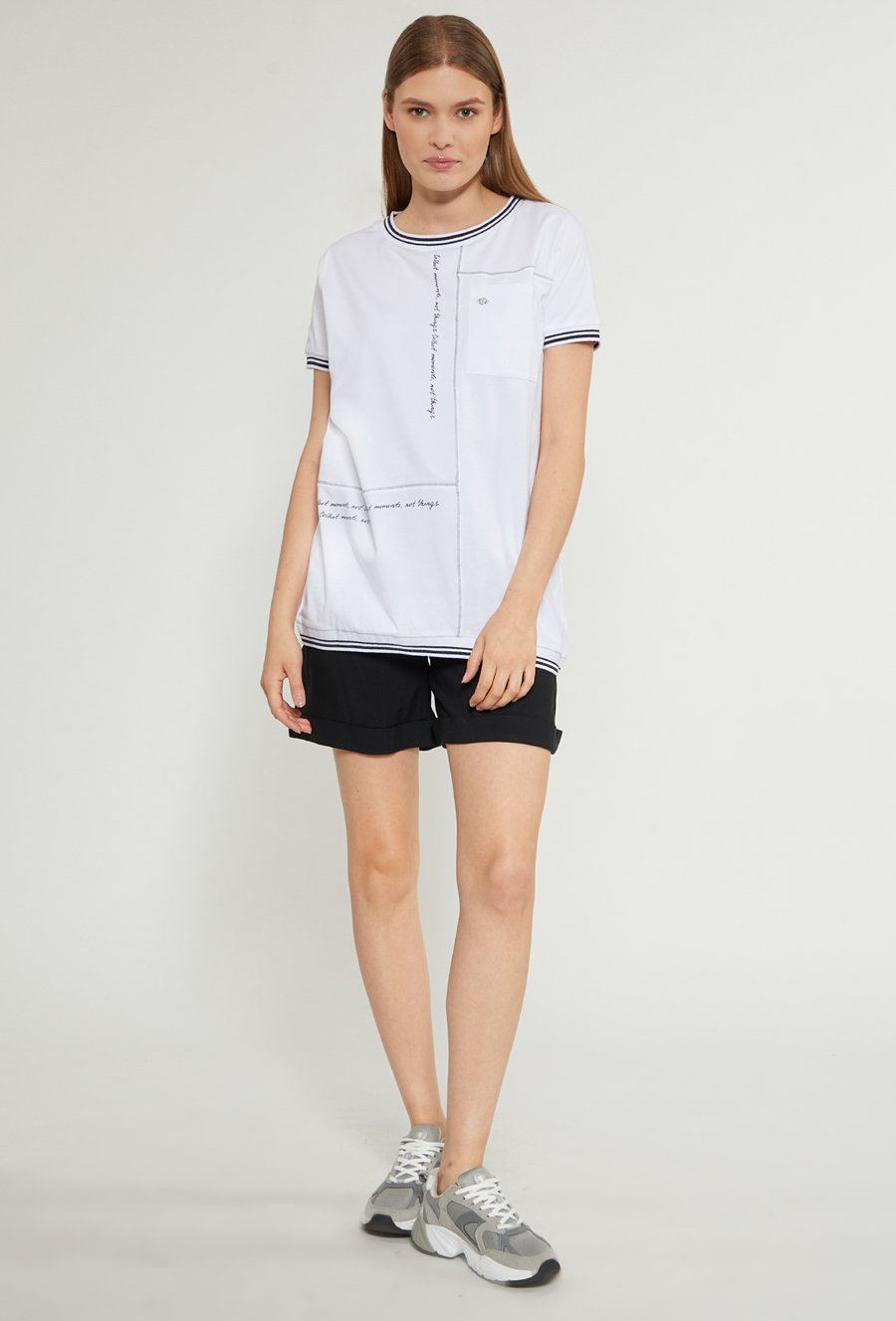 Bluzka damska z ozdobnym napisem