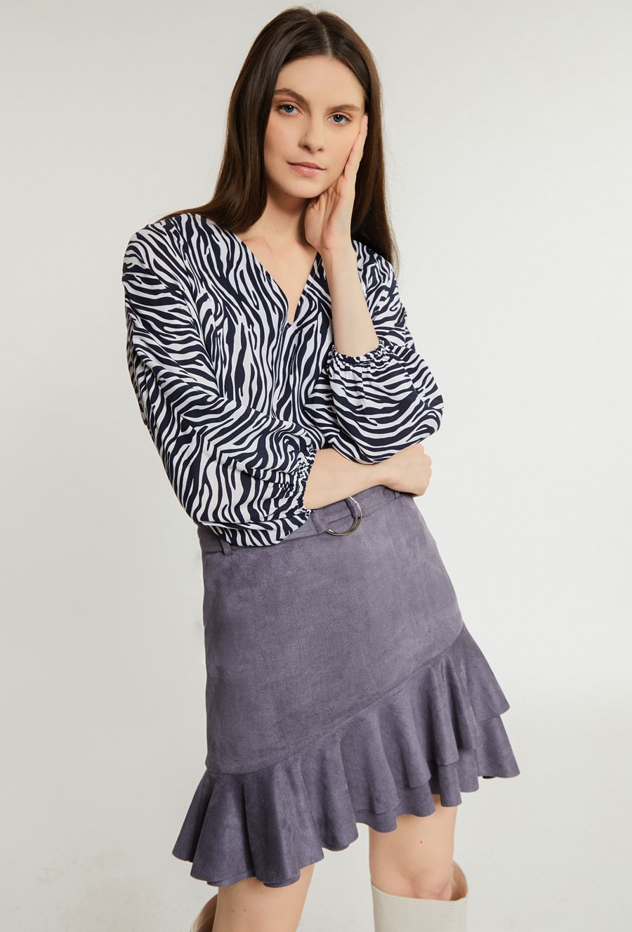 Zamszowa sp&oacute;dnica z falbanami