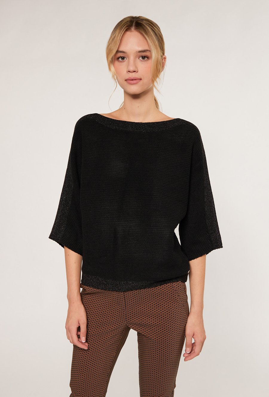 Sweter z połyskującą nicią