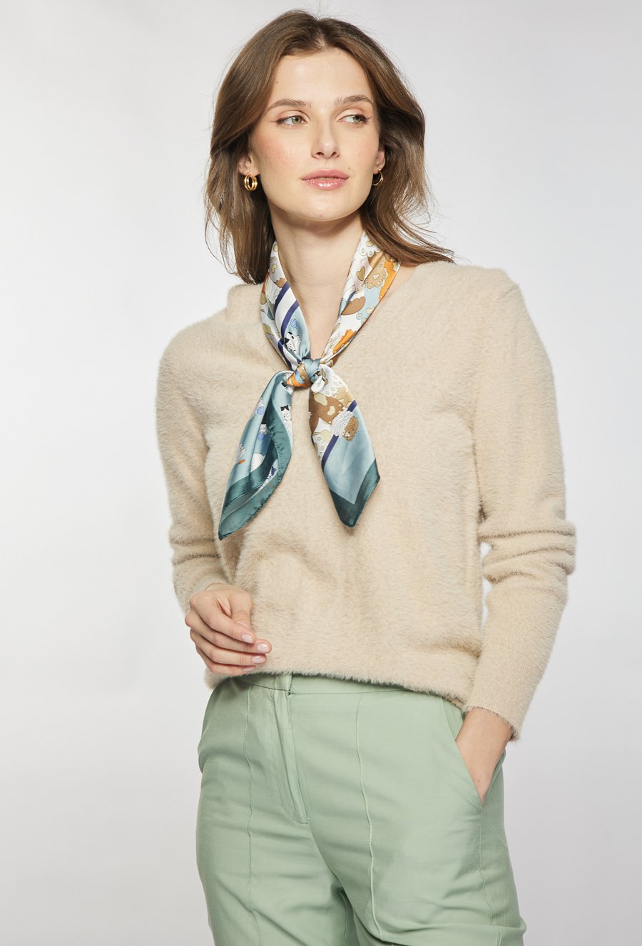 Sweter z kr&oacute;tkim włosiem