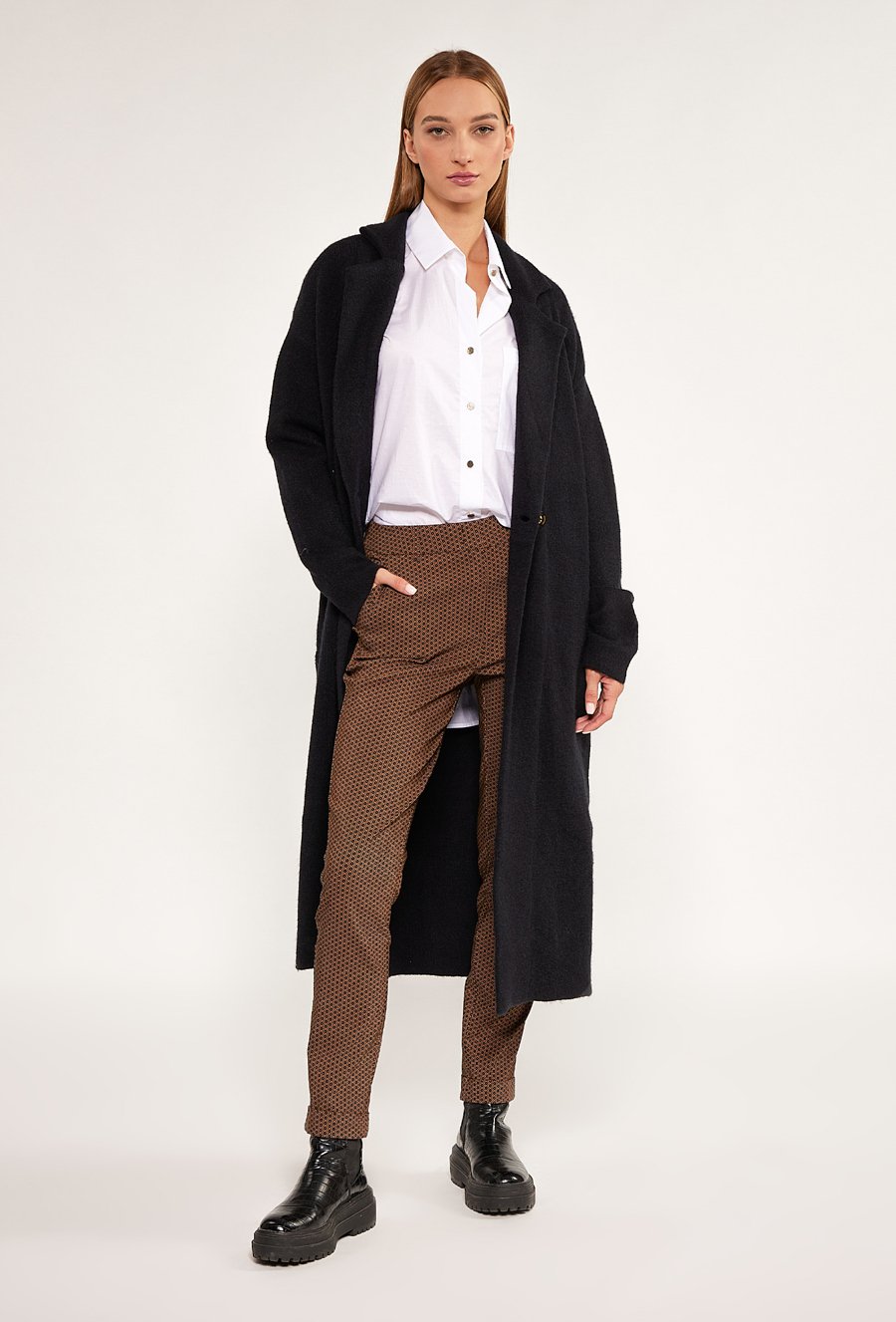 Długi płaszcz zapinany na guzik