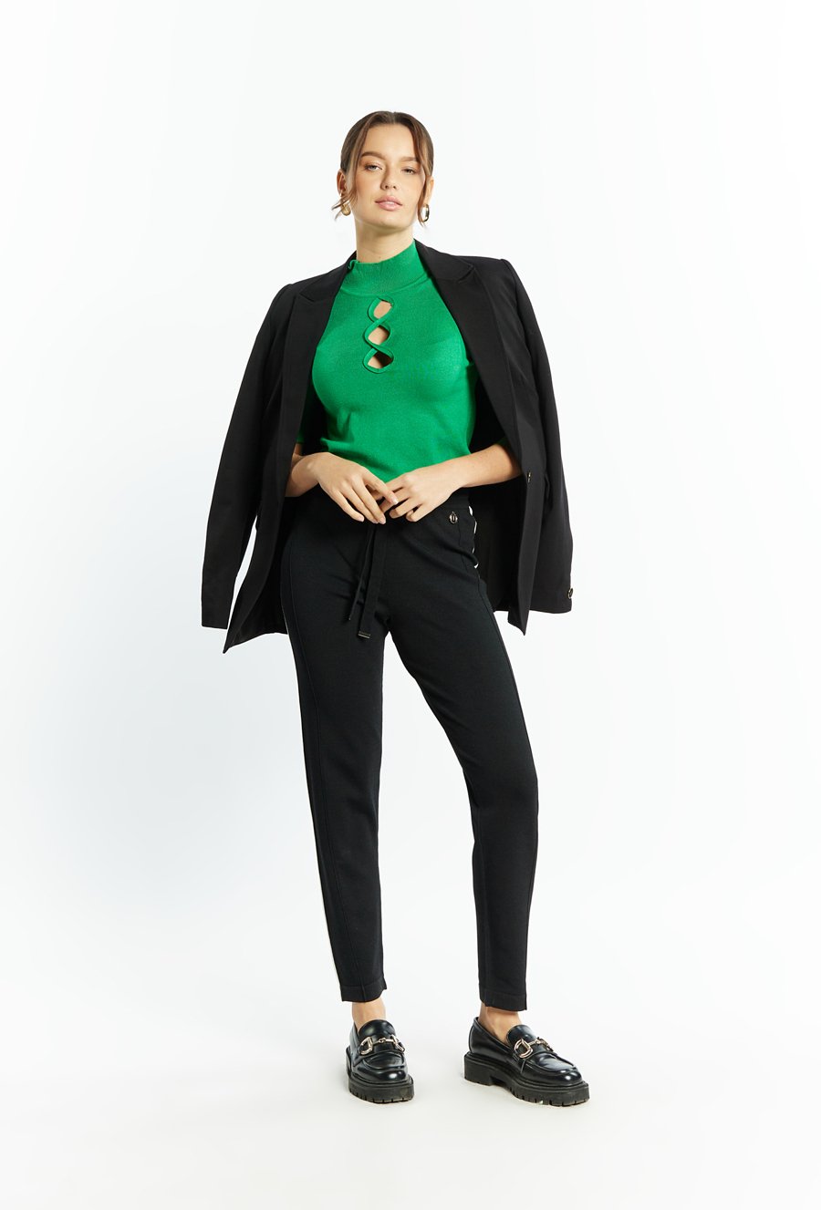 Sweter damski  z ozdobnymi wycięciami