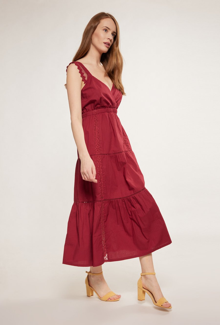 Sukienka z ozdobnymi ramiączkami