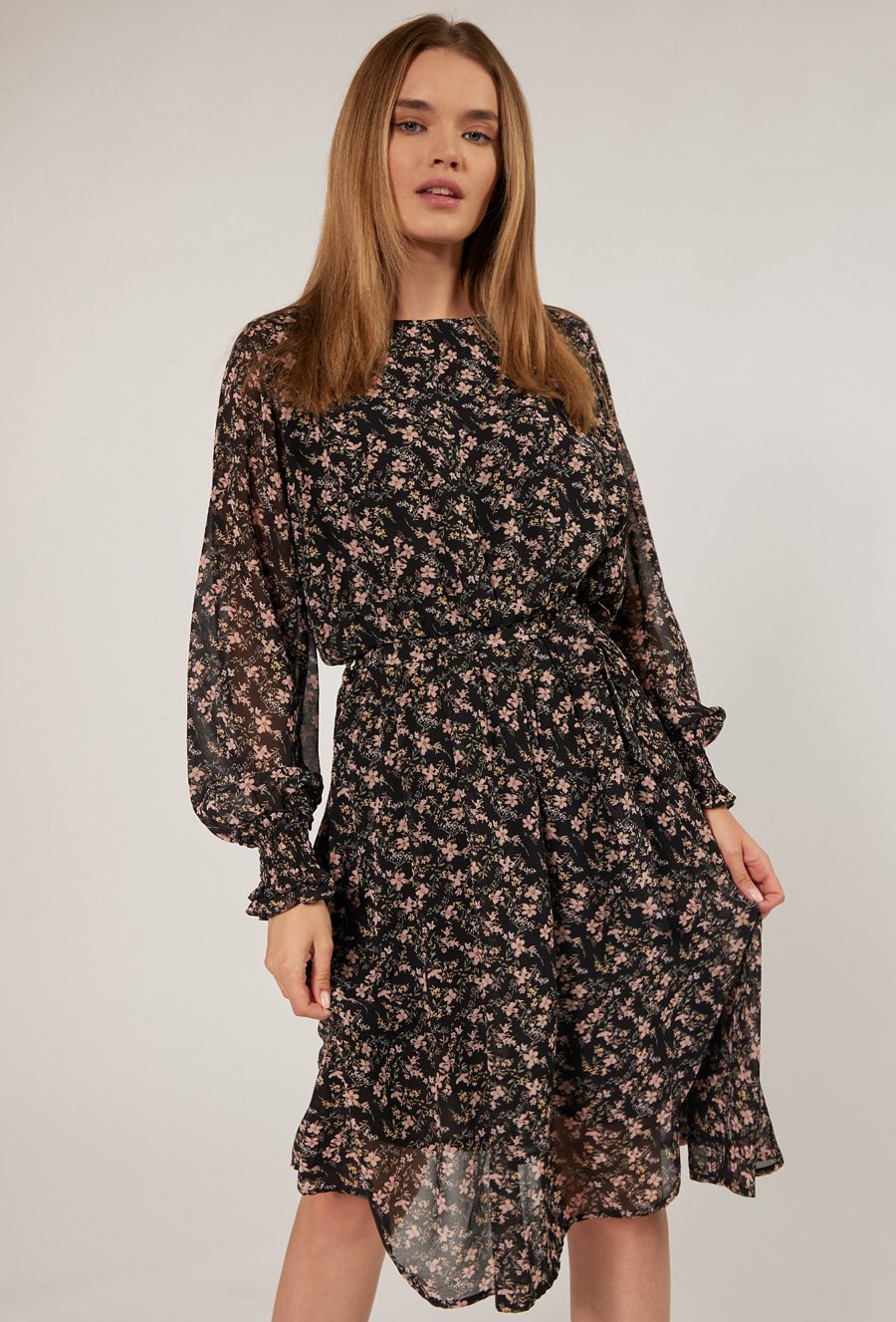 Lekka sukienka w kwiaty z wiązaniem w pasie