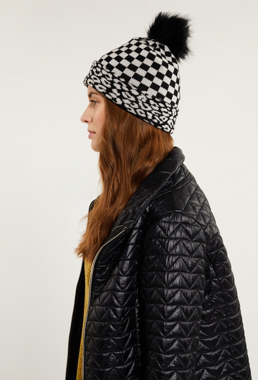 Wzorzysta czapka damska z pomponem