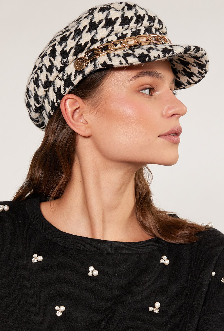 Kaszkiet z ozdobnym łańcuchem