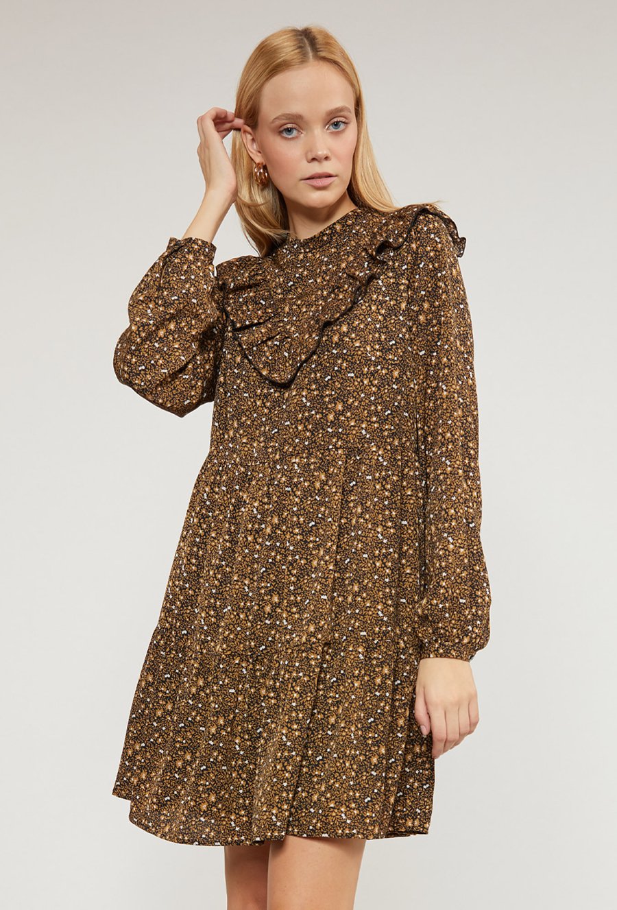 Sukienka z drobnym wzorem i falbaną