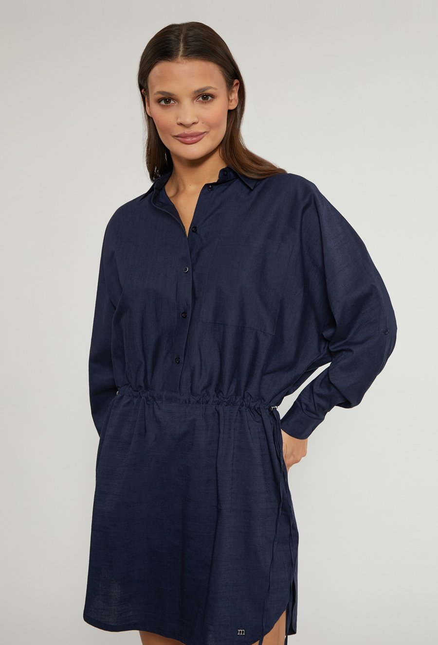 Koszulowa sukienka ze ściągaczem w talii