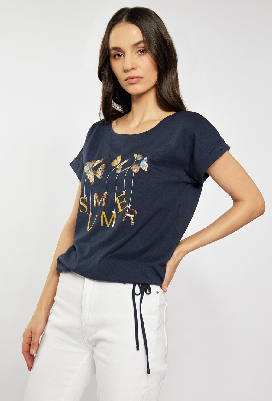 T-shirt z napisem oraz wzorem w motyle