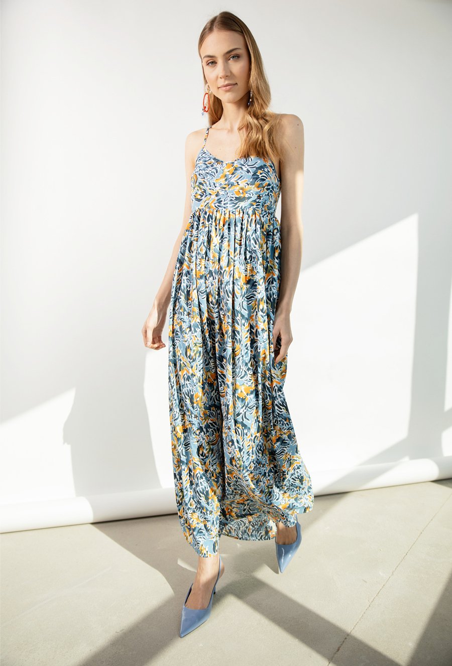 Długa sukienka na ramiączkach