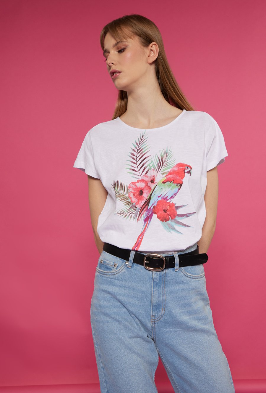 Biały t-shirt z tropikalnym nadrukiem