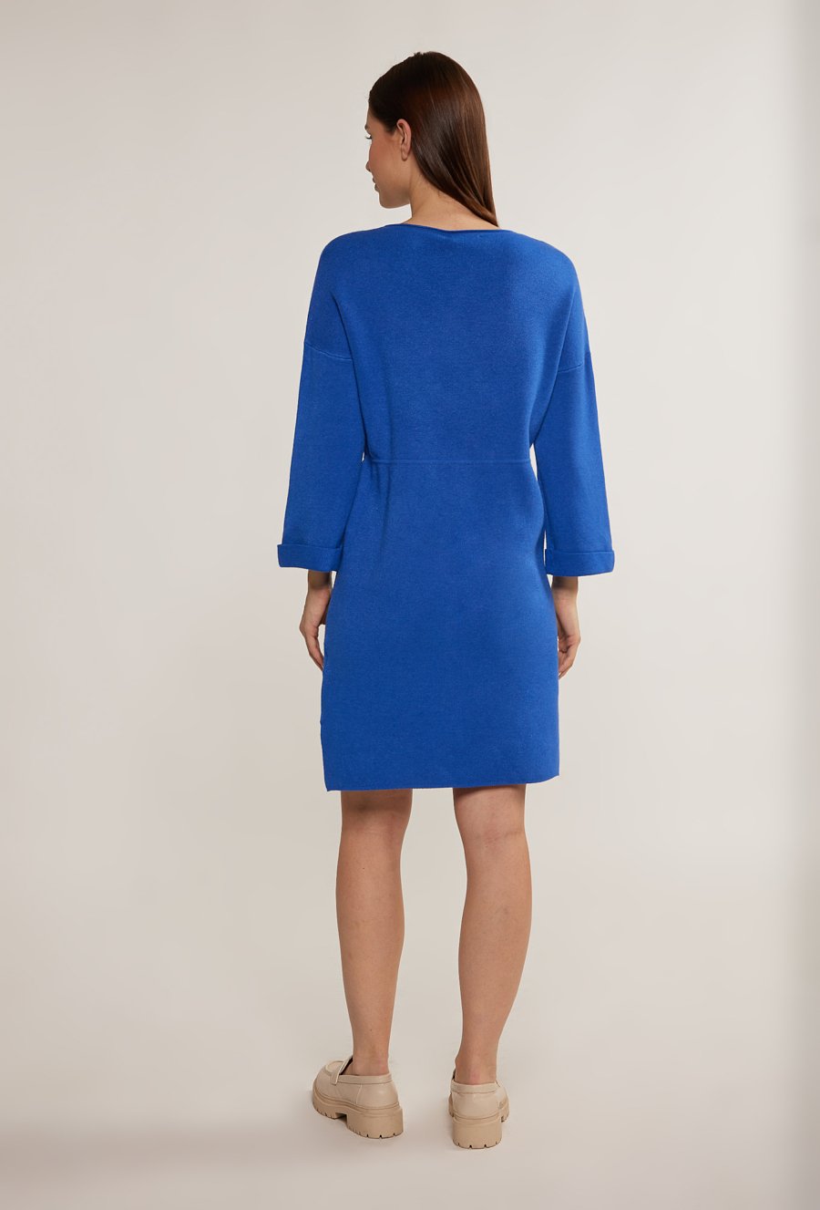 Swetrowa sukienka ze ściągaczem w talii