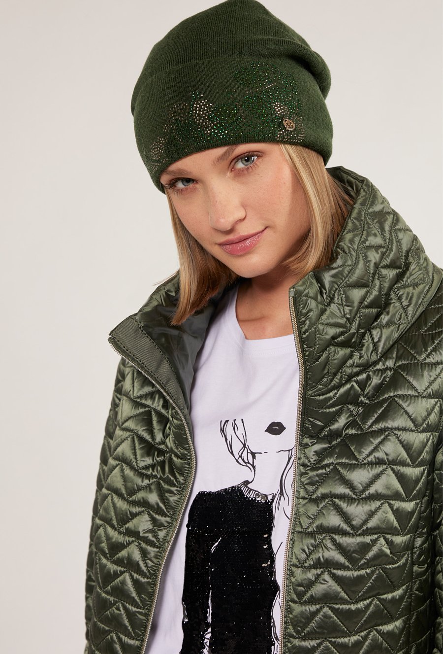 Czapka z dżetową aplikacją