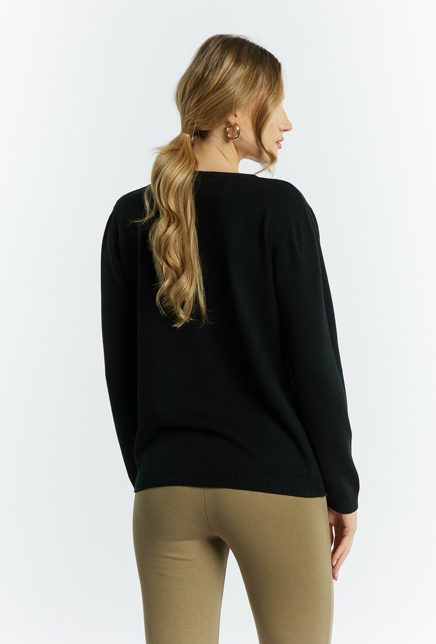 Sweter damski z delikatnym zdobieniem