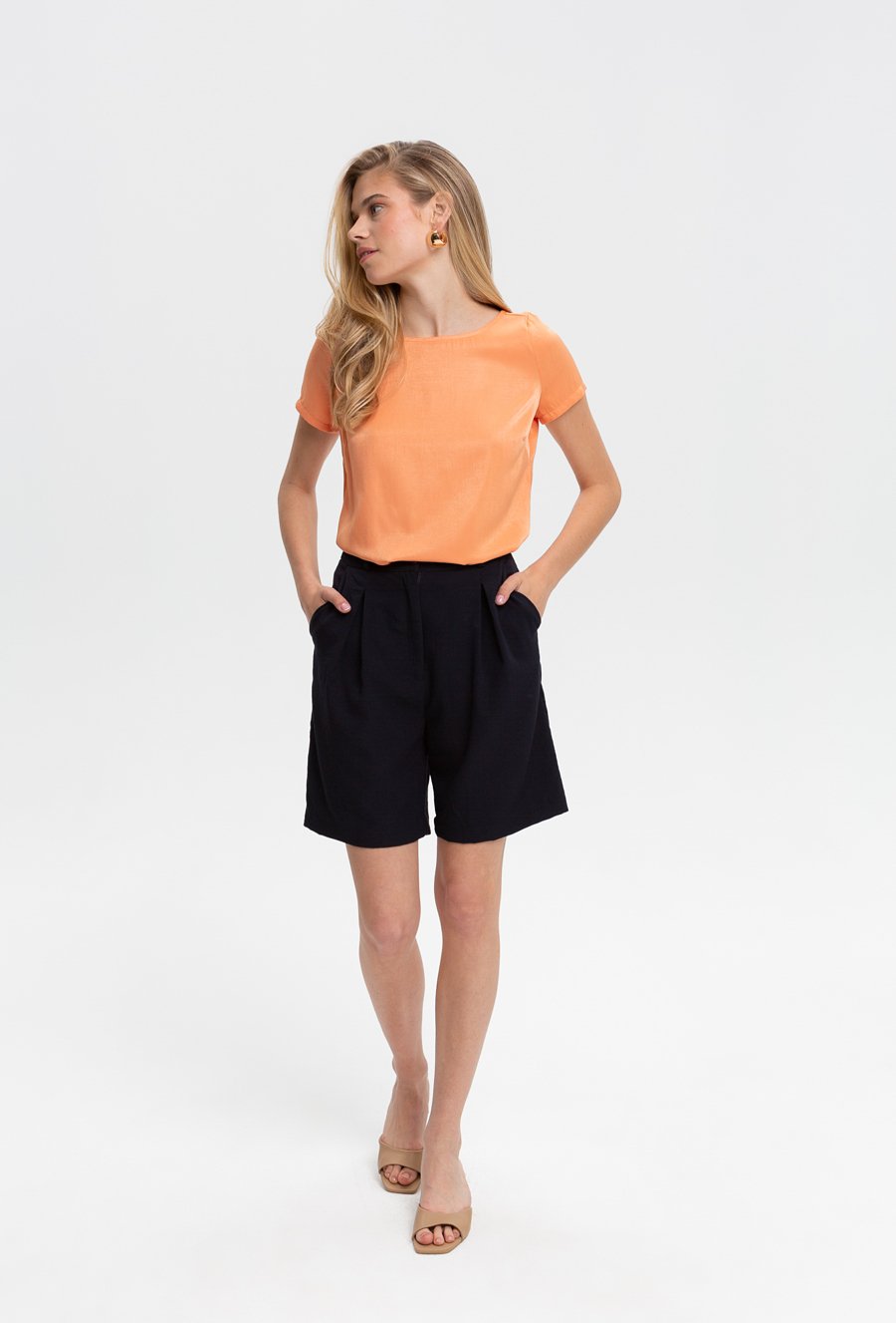 Gładka bluzka z kr&oacute;tkim rękawem