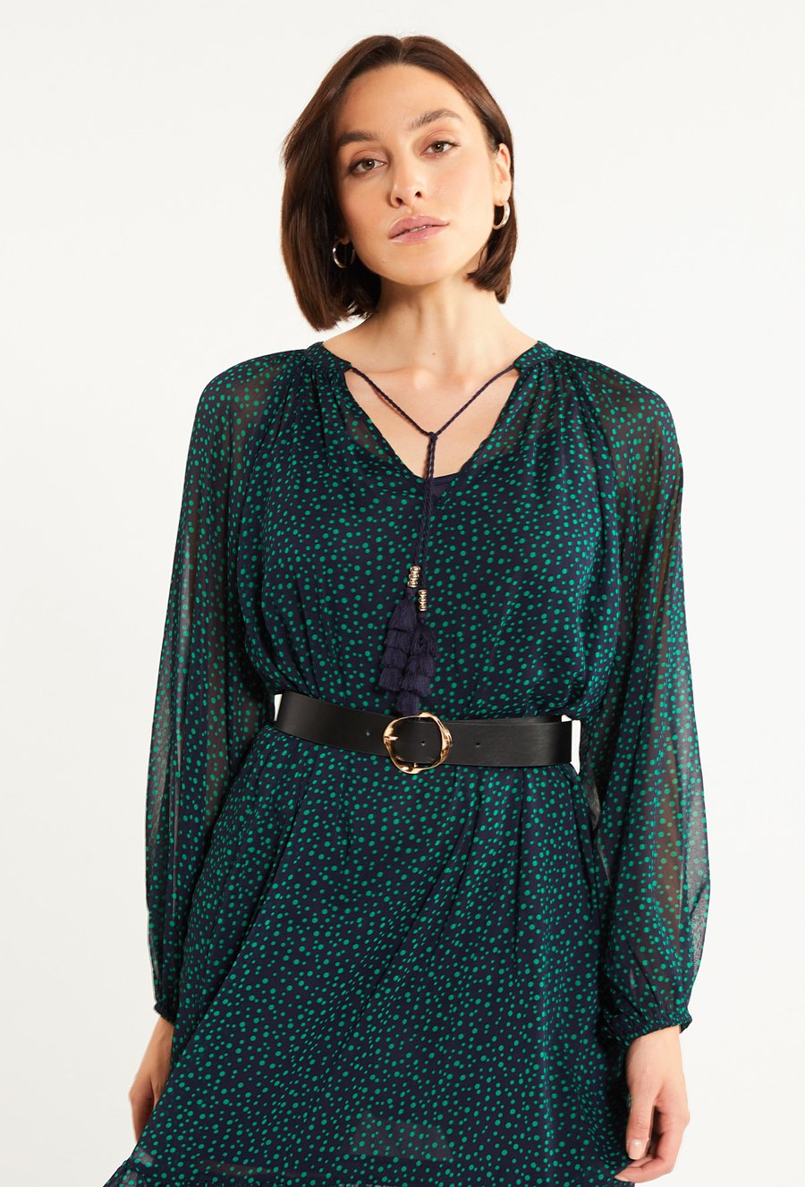 Wzorzysta sukienka midi z falbaną