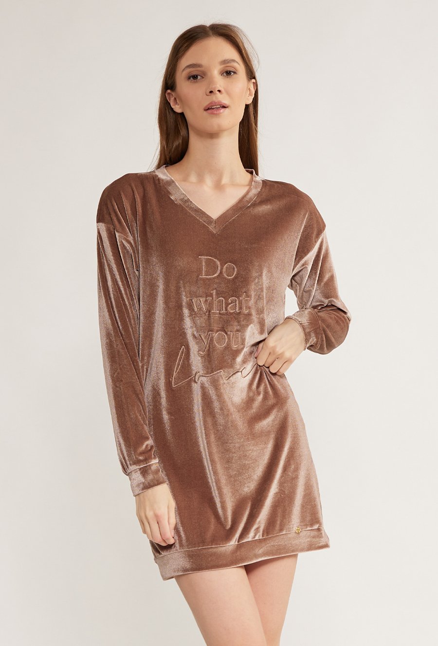 Długa, welurowa bluza z napisem