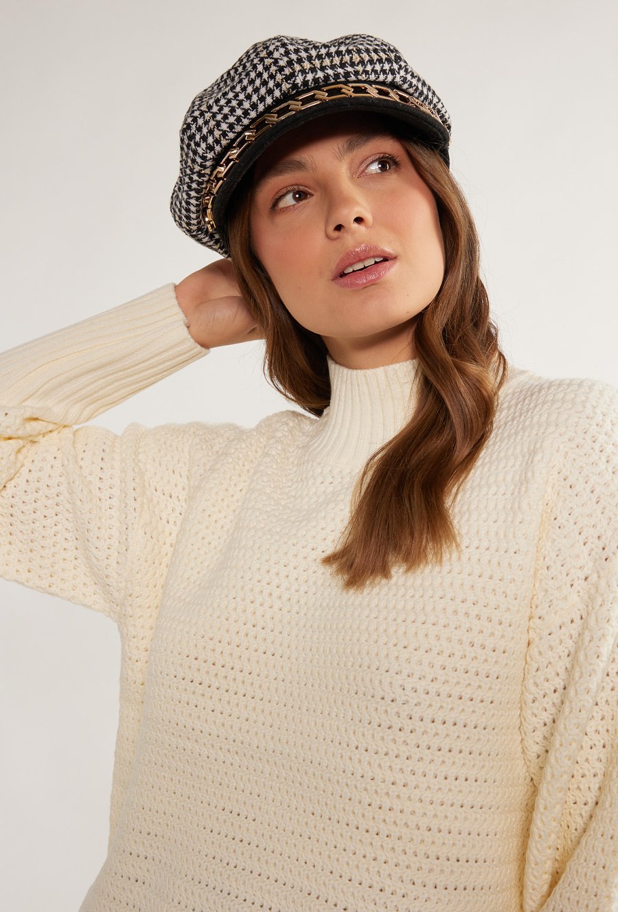 Kaszkiet z ozdobnym łańcuchem