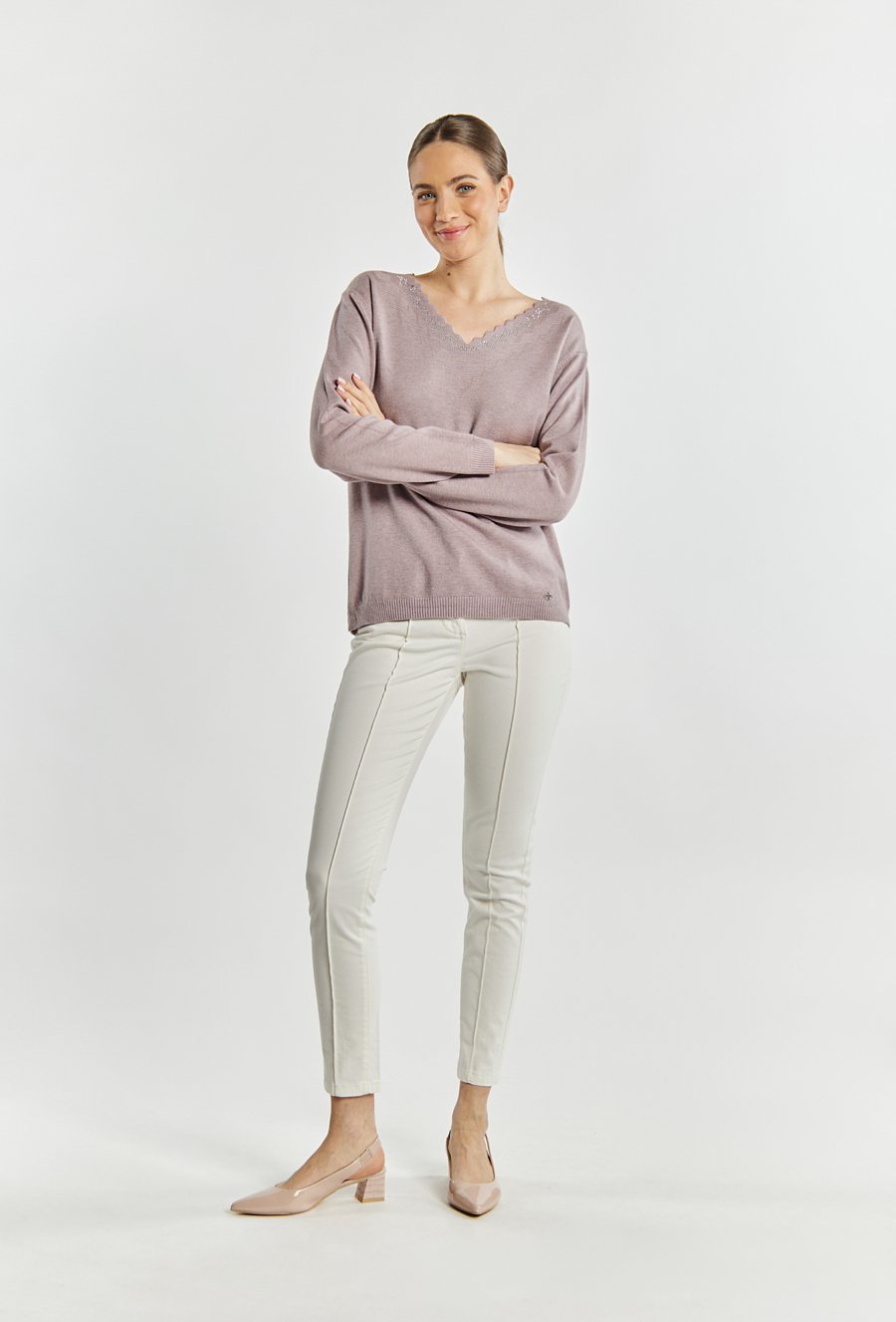 Sweter damski z dżetowym dekoltem