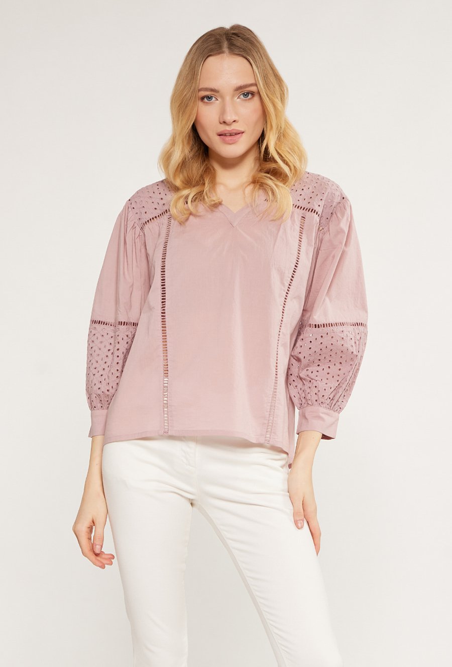 Ażurowa bluzka z bufiastymi rękawami
