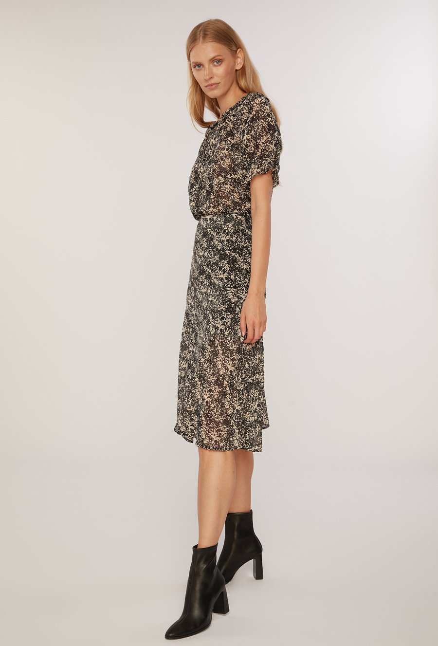 Wzorzysta sp&oacute;dnica damska