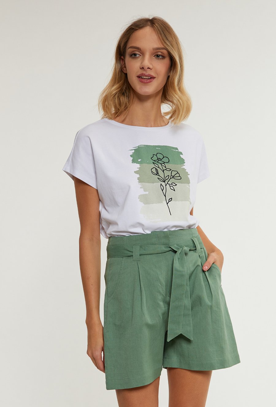 Szorty damskie z paskiem