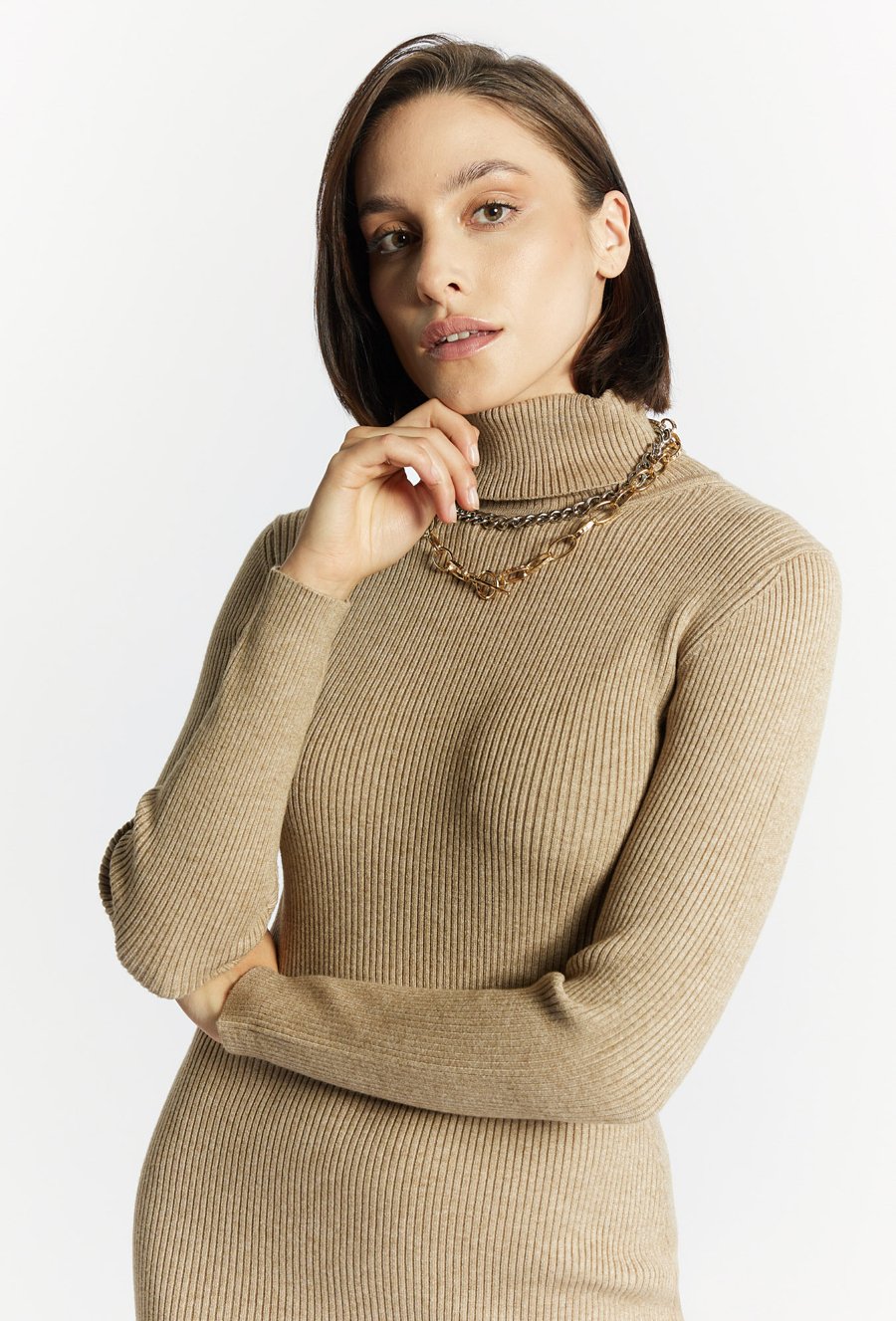 Sweterkowa sukienka z golfem