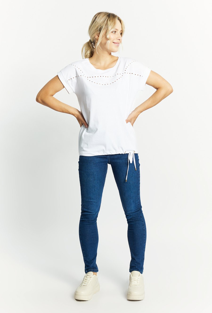 T-shirt damski z ciekawą aplikacją